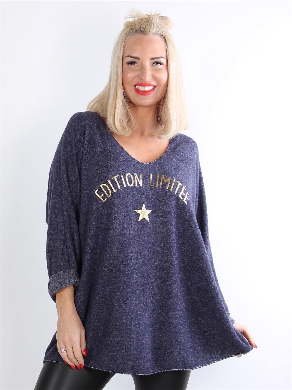 Gunn - Armygrøn bluse med stor udskæring og guld skrift